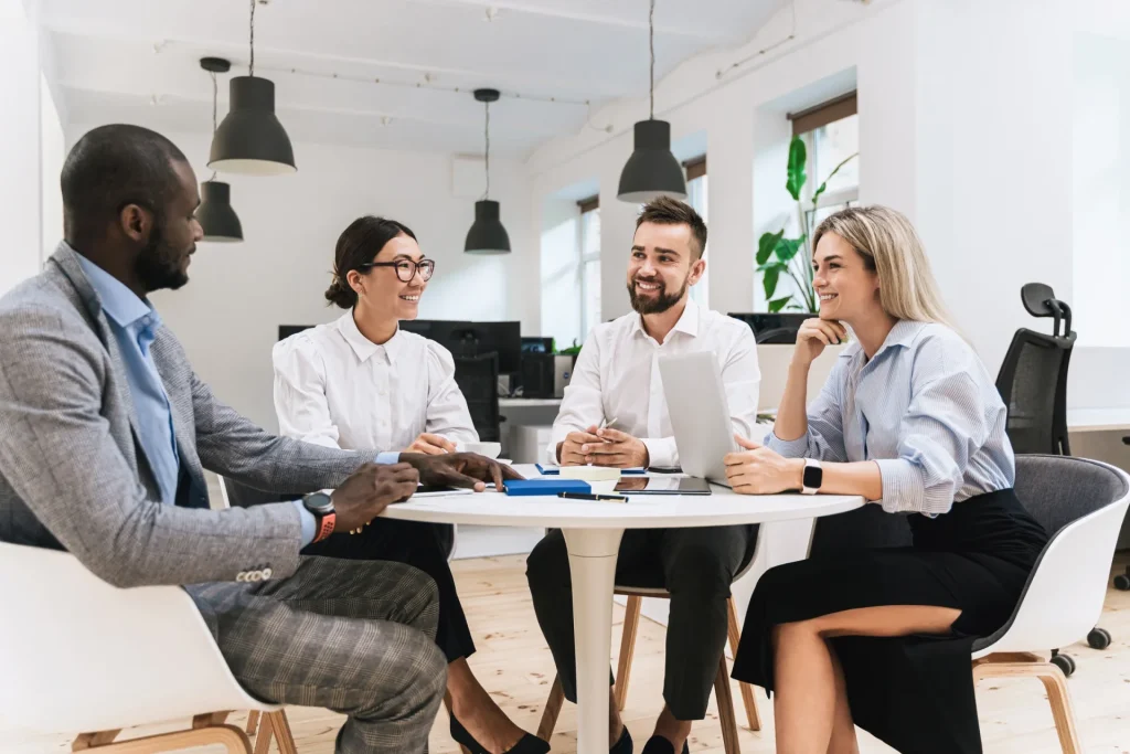 Réunion de travail professionnelle autour d'une table