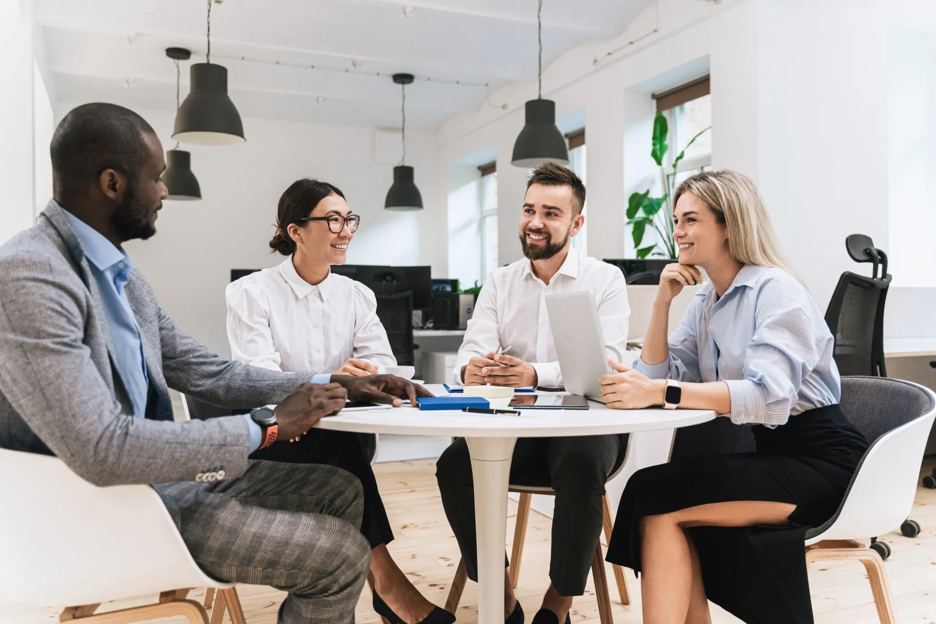 Réunion de travail professionnelle autour d'une table